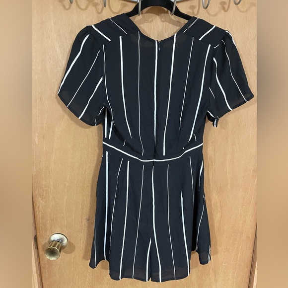 #26- ASTR THE LABEL-Black and White Striped Romper Women’s size small - Picture 3 of 5